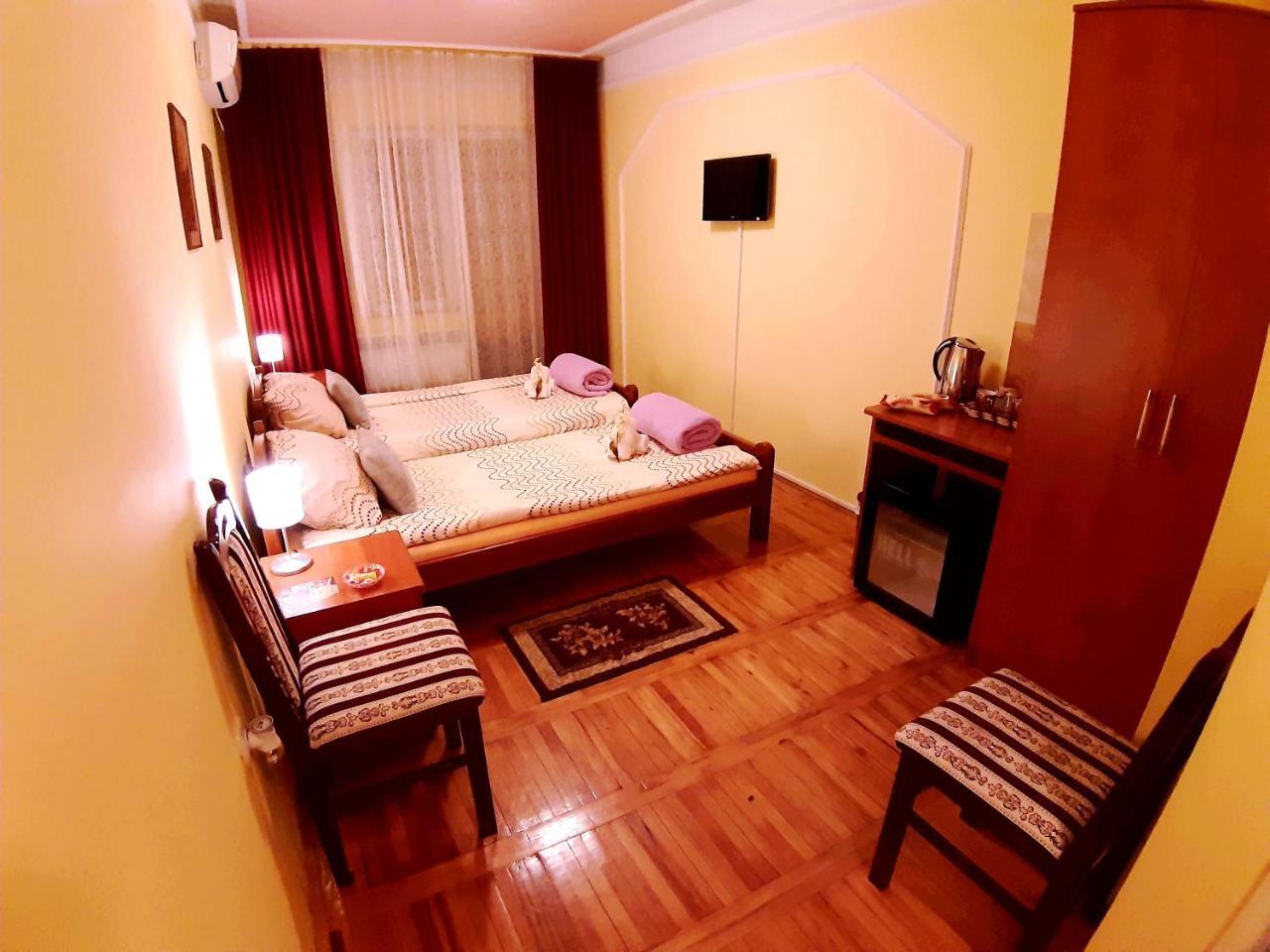 Guest House Villa Lord Novi Sad Buitenkant foto